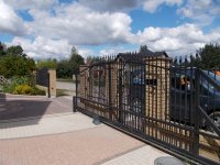 brama przesuwna, metalowa - zastosowanie element�w ozdobnych i s�up�w klinkierowych. Nasza firma wykona�a r�wnie� monta� automatyki. 