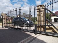 brama przesuwna, metalowa - zastosowanie element�w ozdobnych i s�up�w klinkierowych. Nasza firma wykona�a r�wnie� monta� automatyki. 